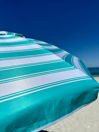 Daytripper 210cm Beach Umbrella - Turquoise & WhiteThis 'Turquoise &amp; White' stripe colourway is a cool and relaxing classic colourway.
The Beachkit Daytripper is lightweight at 2.5kgs and comes standard with an oBeachkit