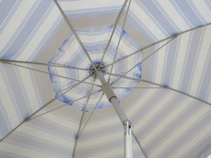 Daytripper 210cm Beach Umbrella - Royal & WhiteRock up, anchor up and get relaxing! One of our most popular umbrellas due to the outstanding styling and genius twist anchoring system which locks the umbrella poleBeachkit